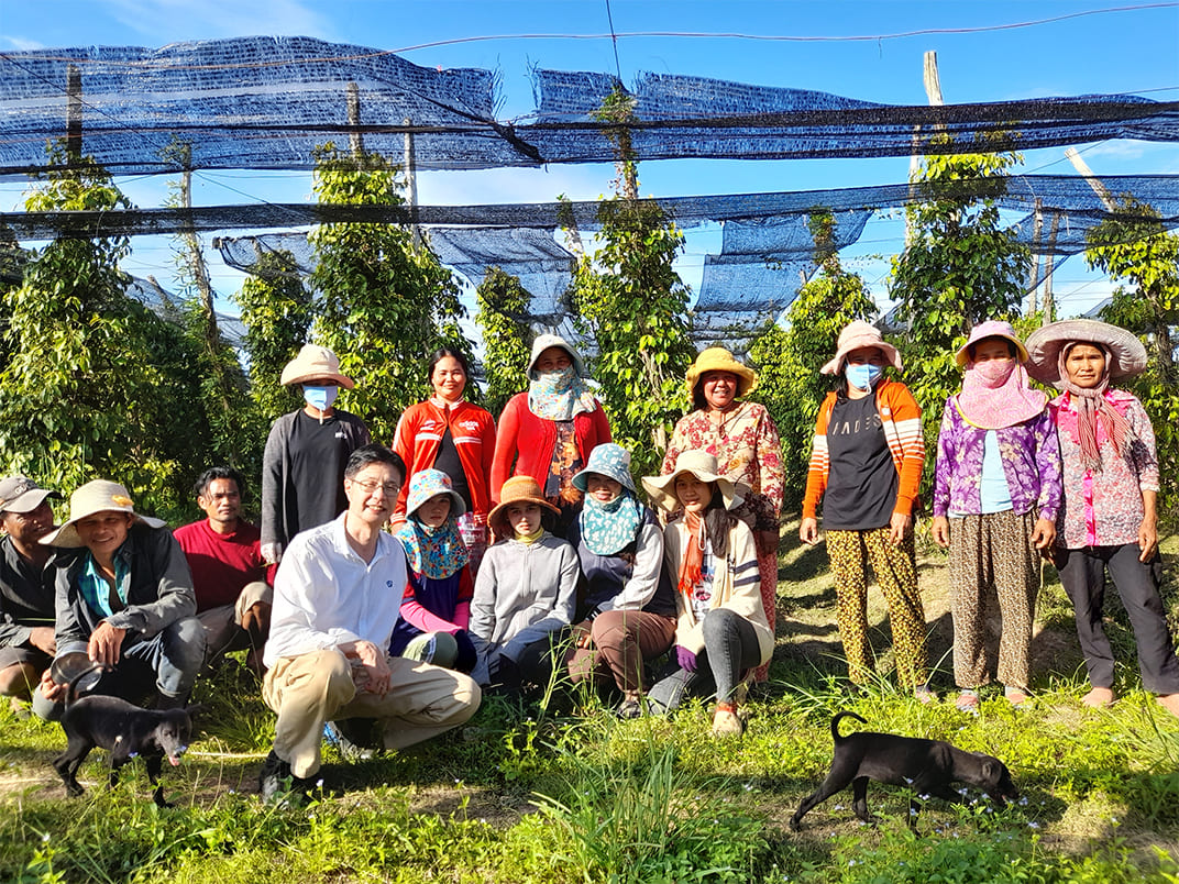 Working side-by-side with local farmers in the heart of our pepper plantation.